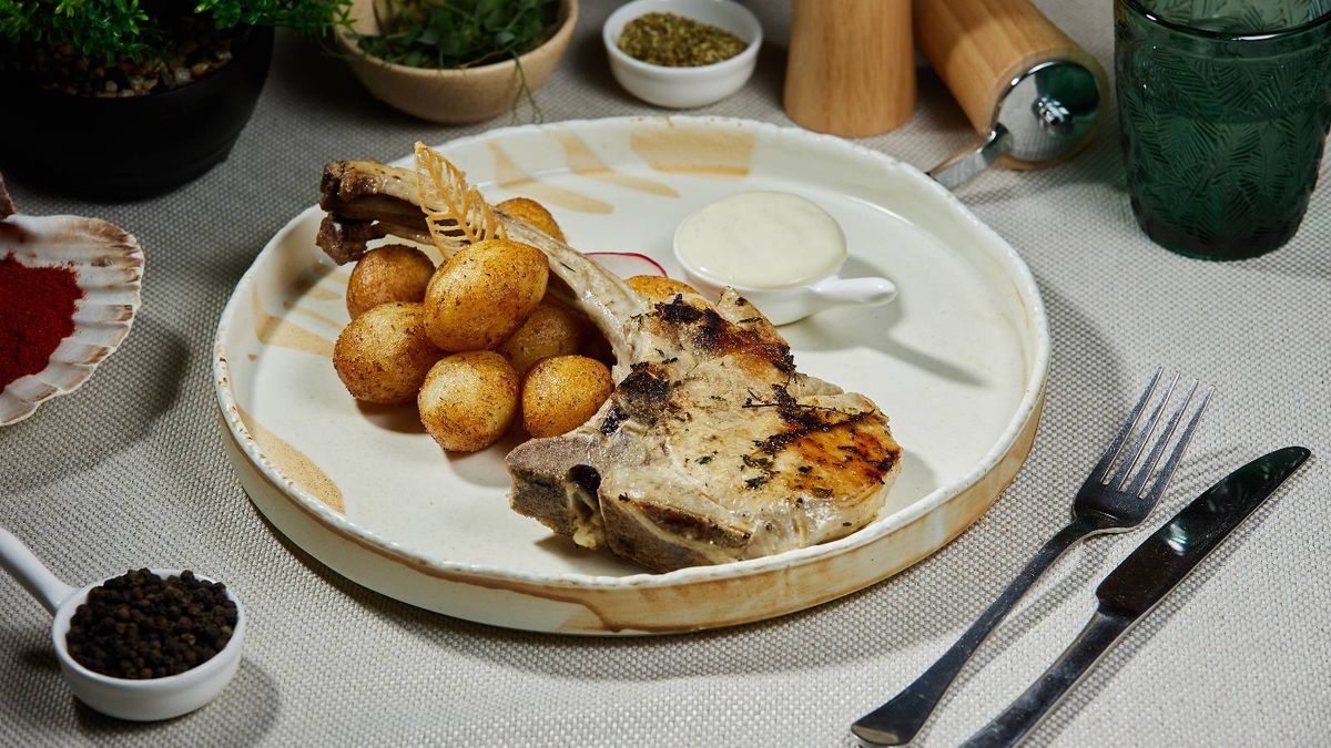 Tomahawk de porc, cartofi covasna, sos aioli